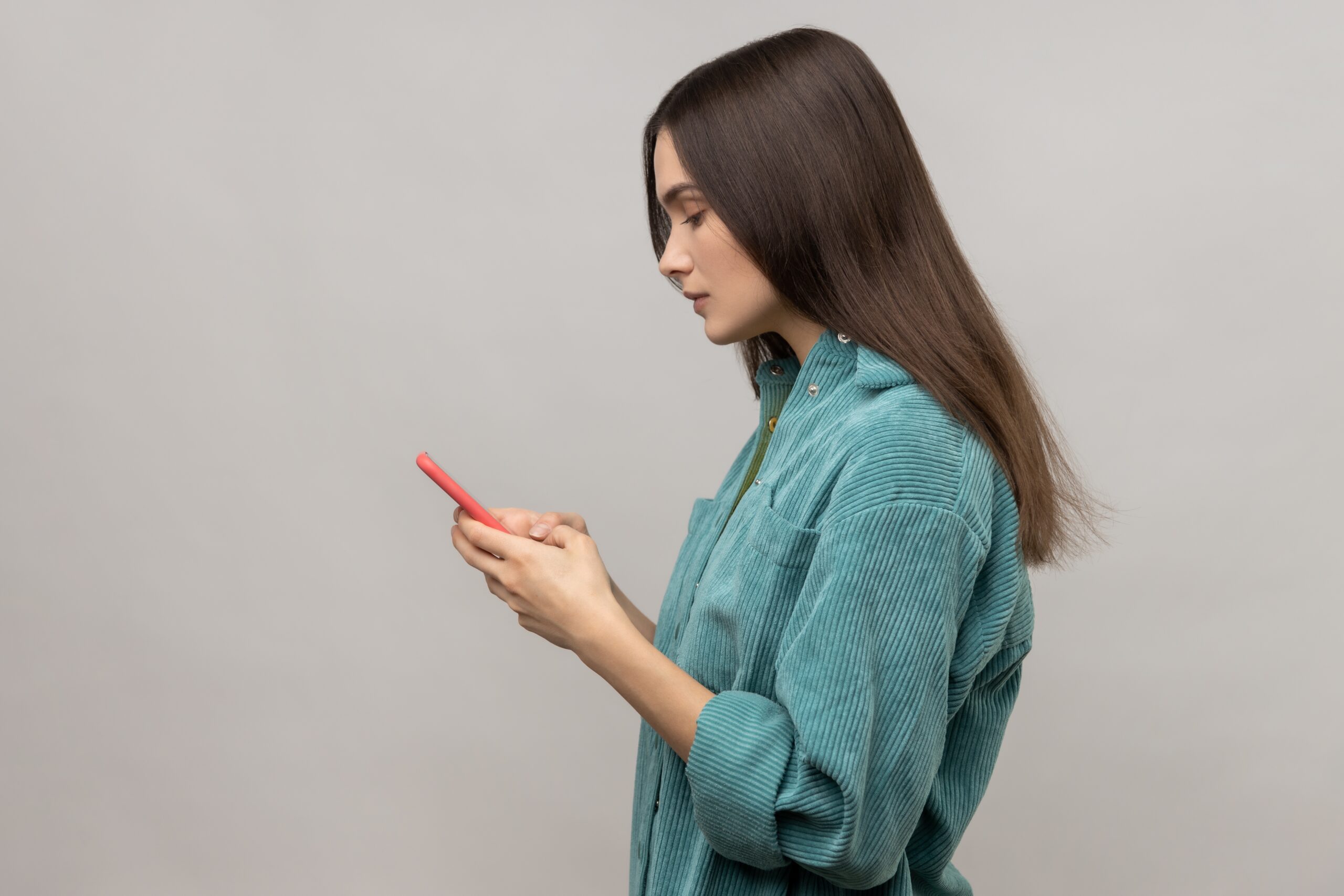 ¿Sabías que tu teléfono puede causar dolor de cabeza? Descubre por qué
